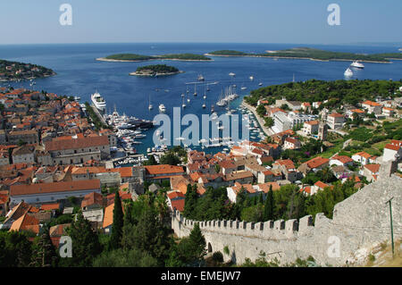 Hafen von Hvar Touristenziel. Beliebtes Reiseziel in Kroatien. Stockfoto