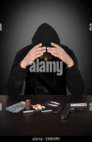 Addict in Verzweiflung auf einem schwarzen Hintergrund Stockfoto