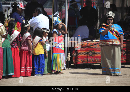 Großen Auftritt Zeremonie der Tohono O' odham Nation jährlichen Wa:k-Powwow in San Xavier del Bac Mission, Tucson, Arizona, USA Stockfoto