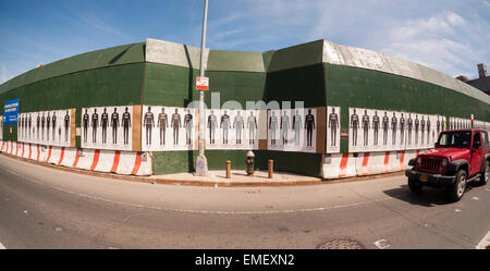 Ein Wandbild Erinnerung an Opfer von tödlichen Verkehrsunfällen auf Kent Avenue in Williamsburg in Brooklyn in New York auf Sonntag, 19. April 2015.  Die 500 Fuß lange enthält Wandgemälde von Gruppe Vorfahrt 264 Silhouetten der Fußgänger, Radfahrer oder Treiber, die letztes Jahr getötet. Die Namen und Daten, wenn die Opfer gestorben, sind mit den Silhouetten aufgeführt. (© Richard B. Levine) Stockfoto