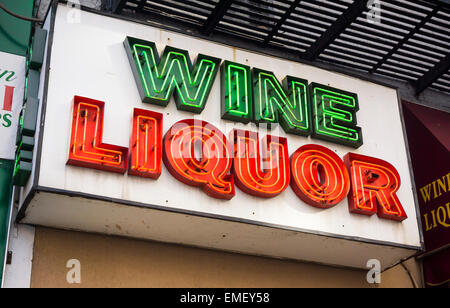 Ein Spirituosengeschäft zeigt ihre Leuchtreklame "Wein Schnaps" im Stadtteil Chelsea in New York auf Freitag, 17. April 2015. (© Richard B. Levine) Stockfoto