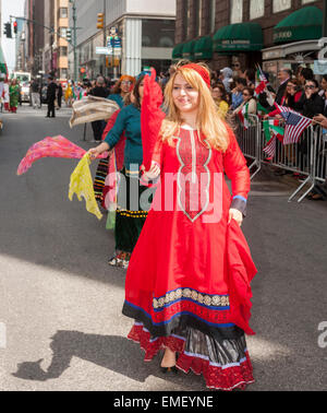 Iranisch-Amerikaner und Unterstützer bei der 12. jährlichen persischen Parade an der Madison Avenue in New York auf Sonntag, 19. April 2015. Die Parade feiert Nowruz, Neujahr in der Sprache Farsi. Der Feiertag symbolisiert die Reinigung der Seele und stammt aus der vor-islamischen Religion des Zoroastrismus. (© Richard B. Levine) Stockfoto