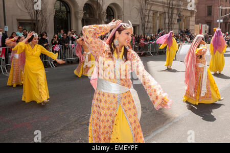 Traditioneller Volkstanz in der 12. jährlichen persischen Parade an der Madison Avenue in New York auf Sonntag, 19. April 2015. Die Parade feiert Nowruz, Neujahr in der Sprache Farsi. Der Feiertag symbolisiert die Reinigung der Seele und stammt aus der vor-islamischen Religion des Zoroastrismus. (© Richard B. Levine) Stockfoto