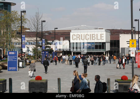 Crucible Theatre und Tudor Square im Zentrum von Sheffield, England, Menschenmassen für die Snooker-Weltmeisterschaft 2015 Stockfoto