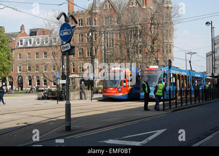 Zwei Sheffield-Straßenbahnen nebeneinander an der Kathedrale halten im Stadtzentrum. England. Metro, Stadtverkehr, Stadtbahnnetz Stockfoto