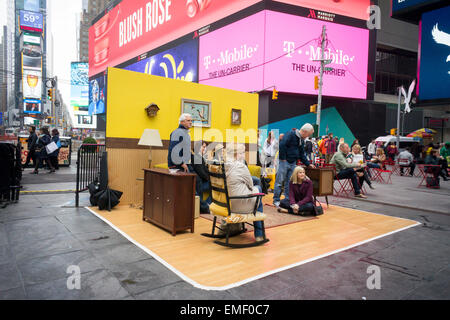 Touristen posieren für Fotos in #SetintheStreet, eine interaktive Film-set in der Mitte des Times Square in New York auf Freitag, 17. April 2015. Erstellt von Justin Bettmann, der Kunst im öffentlichen Raum Projekt aus gefundenen Elemente ermöglicht es den Besuchern zu posieren für Fotos in einem "Film noch". Das Projekt am Times Square ist in Zusammenarbeit mit dem Tribeca Film Festival. Zwischen dem gefundene Materialien verwendet und hofft, dass dieser #SetintheStreet wird dazu führen, dass Menschen, ihr Denken über Papierkorb neu zu bewerten.  (© Richard B. Levine) Stockfoto