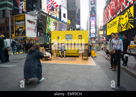 Touristen posieren für Fotos in #SetintheStreet, eine interaktive Film-set in der Mitte des Times Square in New York auf Freitag, 17. April 2015. Erstellt von Justin Bettmann, der Kunst im öffentlichen Raum Projekt aus gefundenen Elemente ermöglicht es den Besuchern zu posieren für Fotos in einem "Film noch". Das Projekt am Times Square ist in Zusammenarbeit mit dem Tribeca Film Festival. Zwischen dem gefundene Materialien verwendet und hofft, dass dieser #SetintheStreet wird dazu führen, dass Menschen, ihr Denken über Papierkorb neu zu bewerten.  (© Richard B. Levine) Stockfoto