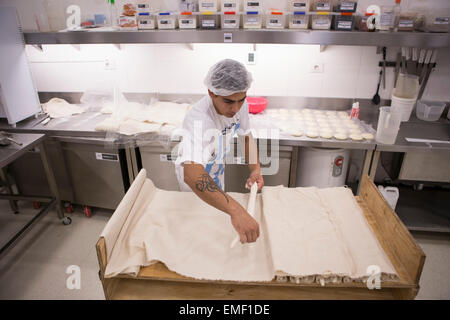 Buenos Aires, Argentinien. 20. April 2015. Bäckermeister Pablo Salvatierre Argentiniens National Bäcker Auswahl Fermente Baguettes während des Trainings für die amerikanische Qualifikation des Louis Lesaffre Cup in Buenos Aires, der Hauptstadt von Argentinien, am 20. April 2015. Die Qualifikation des Louis Lesaffre Cup statt findet vom 29. Mai bis Juni 4 in Argentinien, mit Teilnehmern aus Nord- und südamerikanischen Ländern konkurrieren um zwei Plätze für die Bäckerei World Cup 2016 in Frankreich. © Martin Zabala/Xinhua/Alamy Live-Nachrichten Stockfoto