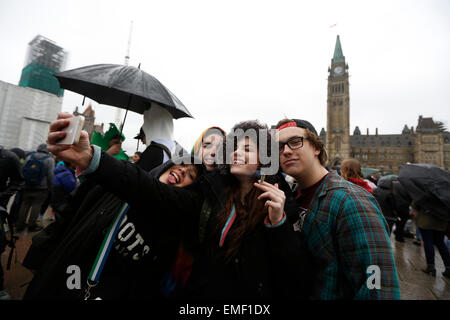 Ottawa, Kanada. 20. April 2015. Kanadier, die die Legalisierung von Marihuana zu unterstützen nehmen Teil an der jährlichen "420" Demonstration in Ottawa, Kanada, am 20. April 2015. Trotz Regen und ungewöhnlich kalten Wetter kamen Hunderte von Rauchern am Parliament Hill für die Demonstration hier in Ottawa. Bildnachweis: David Kawai/Xinhua/Alamy Live-Nachrichten Stockfoto