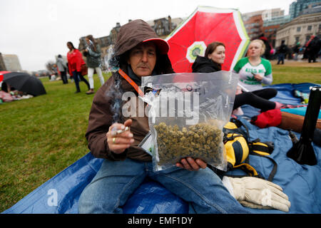 Ottawa, Kanada. 20. April 2015. Kanadier, die die Legalisierung von Marihuana zu unterstützen nehmen Teil an der jährlichen "420" Demonstration in Ottawa, Kanada, am 20. April 2015. Trotz Regen und ungewöhnlich kalten Wetter kamen Hunderte von Rauchern am Parliament Hill für die Demonstration hier in Ottawa. Bildnachweis: David Kawai/Xinhua/Alamy Live-Nachrichten Stockfoto