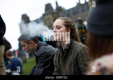 Ottawa, Kanada. 20. April 2015. Kanadier, die die Legalisierung von Marihuana zu unterstützen nehmen Teil an der jährlichen "420" Demonstration in Ottawa, Kanada, am 20. April 2015. Trotz Regen und ungewöhnlich kalten Wetter kamen Hunderte von Rauchern am Parliament Hill für die Demonstration hier in Ottawa. Bildnachweis: David Kawai/Xinhua/Alamy Live-Nachrichten Stockfoto