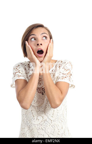 Schockiert Frau betrachten Seite mit Händen auf Gesicht isoliert auf weißem Hintergrund Stockfoto