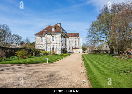 Historic Wolvesey Palast, der Amtssitz des Bischofs von Winchester, Winchester, Hampshire, England, an einem sonnigen Frühlingstag im April mit blauem Himmel Stockfoto