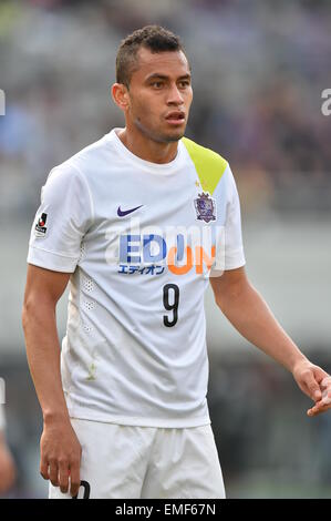 Tokio, Japan. 18. April 2015. Douglas (Sanfrecce) Fußball /Soccer: 2015 J1 Liga 1. Etappe Match zwischen F.C. Tokyo 1-2 Sanfrecce Hiroshima Ajinomoto-Stadion in Tokio, Japan. © AFLO/Alamy Live-Nachrichten Stockfoto