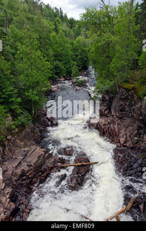 Herabstürzende Wasser über die Felsen in Black Beaver Falls in Agawa Canyon Stockfoto