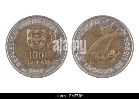 100 Escudos portugiesische Goldmünze, 1997 isoliert auf weißem Hintergrund. Stockfoto