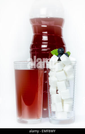 Süße Getränke enthalten große Mengen von Zucker Stockfoto