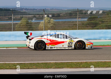 ISTANBUL, Türkei - 26. Oktober 2014: Massimiliano Bianchi fährt Ferrari 458 Challenge EVO von Kessel Racing Team bei Ferrari Stockfoto