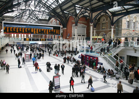 Liverpool Street Station, Innenansicht mit Pendlern und Reisenden. Stockfoto