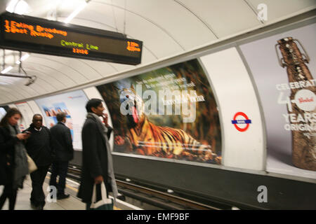 Plakatwerbung in London Underground Bank Station, London, England. Stockfoto