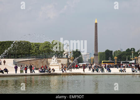 Luxor Obelisk Obélisque de Louxor Paris Frankreich und Bogen de Triomphe Stockfoto