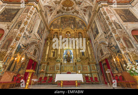 Sevilla, Spanien - 29. Oktober 2014: Der Hauptaltar und Presbyterium der barocken Kirche Basilica del Maria Auxiliadora. Stockfoto