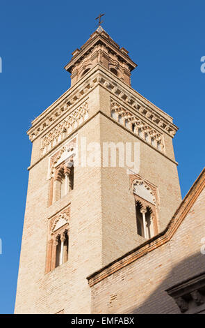 Sevilla - der Turm von San Marcos Kirche im Mudéjar-Stil. Stockfoto