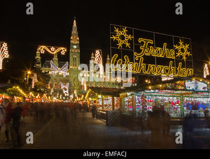 Wien, Österreich - 17. Dezember 2014: Die Fassade des Rathauses und Weihnachten Dekoration. Stockfoto