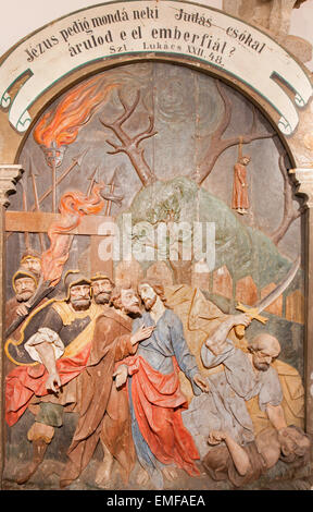 BANSKA STIAVNICA, Slowakei - 5. Februar 2015: Das geschnitzte Relief der Verrat des Judas als Teil des barocken Kalvarienberg Stockfoto