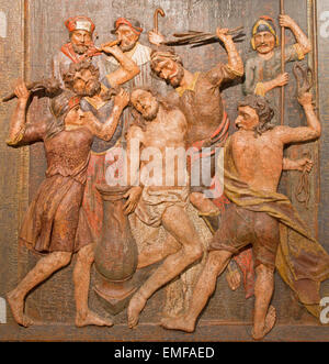 BANSKA STIAVNICA, Slowakei - 5. Februar 2015: Das geschnitzte Relief Geißelung als Teil des barocken Kalvarienberg Stockfoto