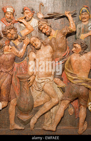 BANSKA STIAVNICA, Slowakei - 5. Februar 2015: Das geschnitzte Relief Geißelung als Teil des barocken Kalvarienberg Stockfoto