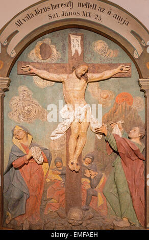 BANSKA STIAVNICA, Slowakei - 5. Februar 2015: Das geschnitzte Relief der Kreuzigung als Teil des barocken Kalvarienberg Stockfoto