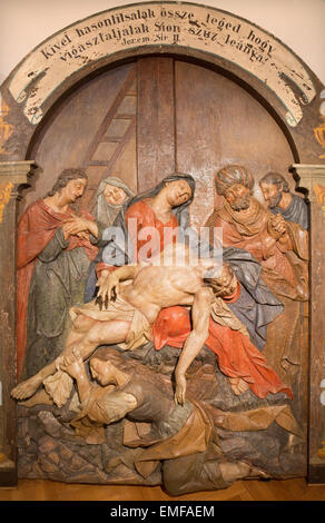 BANSKA STIAVNICA, Slowakei - 5. Februar 2015: Die Details der geschnitzte Statue der Pieta als Teil des barocken Kalvarienberg Stockfoto