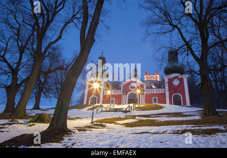 Banska Stiavnica - die Unterkirche der barocken Kalvarienberg, erbaut im Jahre 1744-1751 im Winter Dämmerung. Stockfoto