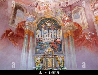 BANSKA STIAVNICA, Slowakei - 20. Februar 2015: Das Fresko und Altar in der Unterkirche der barocken Kalvarienberg von Anton Schmidt Stockfoto