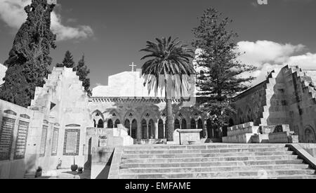 JERUSALEM, ISRAEL - 3. März 2015: Die gotische Korridor des Atriums in der Kirche von Pater Noster am Ölberg. Stockfoto