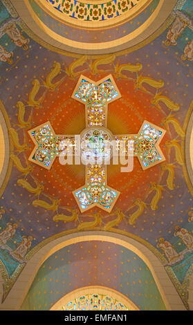 JERUSALEM, ISRAEL - 3. März 2015: Die modernen Kuppel mit dem Kreuz und Mosaik in der Kirche von St. Peter in Gallicantu. Stockfoto