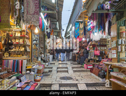 JERUSALEM, ISRAEL - 3. März 2015: Der Market Street in der Altstadt bei voller Aktivität. Stockfoto