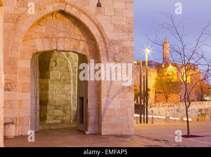 JERUSALEM, ISRAEL - 4. März 2015: Der Turm Davids und West Teil der alten Stadtmauer in der Abenddämmerung Stockfoto