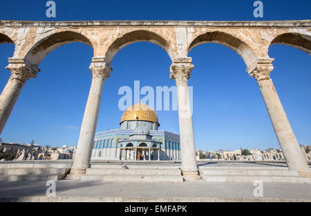 JERUSALEM, ISRAEL - 5. März 2015: Der Dom von Rock auf dem Tempelberg in der Altstadt. Stockfoto