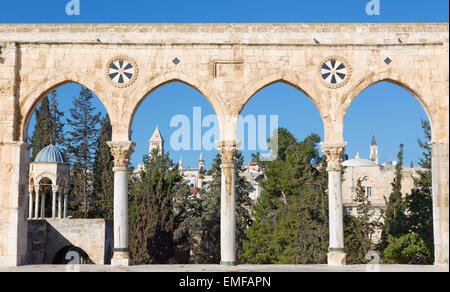 JERUSALEM, ISRAEL - 5. März 2015: Der Look Kreuz Westtor aus dem Tempelberg, im Morgenlicht Stockfoto