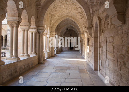 BETHLEHEM, ISRAEL - 6. März 2015: Die gotische Korridor des Atriums in der Kirche St. Catharine. Stockfoto