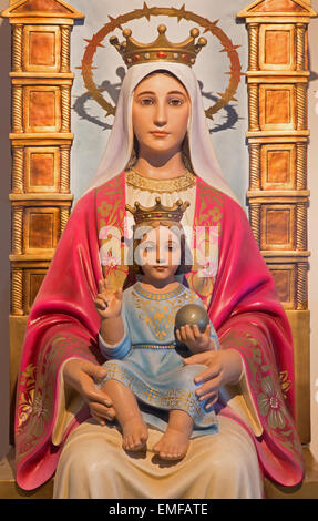 BETHLEHEM, ISRAEL - 6. März 2015: Die geschnitzte Statue der Madonna von 20. Jhdt. unbekannten Künstlers in "Milchgrotte" Kapelle Stockfoto