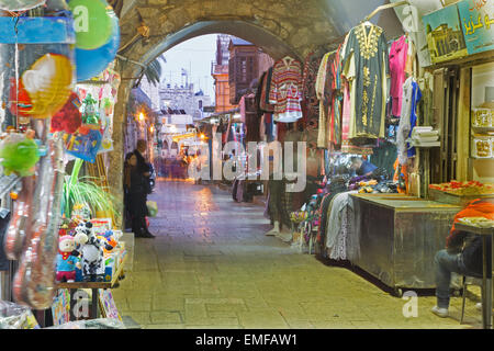 JERUSALEM, ISRAEL - 3. März 2015: Der Market Street in der Altstadt bei voller Aktivität. Stockfoto