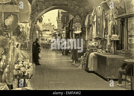 JERUSALEM, ISRAEL - 3. März 2015: Der Market Street in der Altstadt bei voller Aktivität. Stockfoto