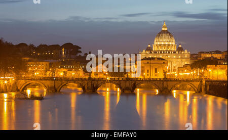 Rom - Engel zu überbrücken und St. Peters Basilika in Abenddämmerung Stockfoto