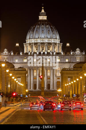 Rom - St. Peters Basilika und Straße in der Nacht Stockfoto