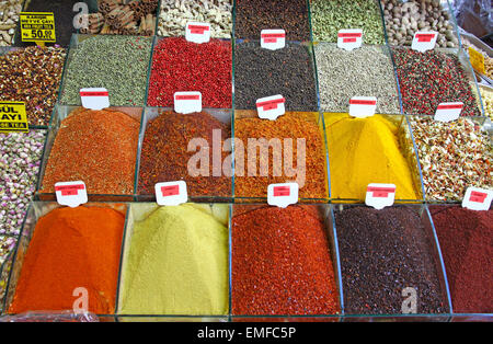 Close-up verschiedene Kräuter und Gewürze-Abschnitt auf dem Markt Stockfoto