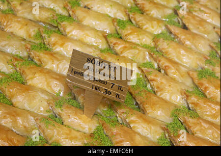 Traditionelle türkische Baklava (süß Süßspeise aus dünnen Teig, Nüssen und Honig) Stockfoto