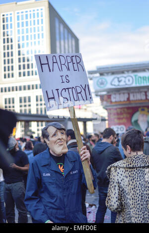 Toronto, Kanada. 20. April 2015. Eine Maskenmann, hält Schild mit der Aufschrift "Harper ist Geschichte auf 420 Rallye-Tag in Toronto". Bildnachweis: NISARGMEDIA/Alamy Live-Nachrichten Stockfoto